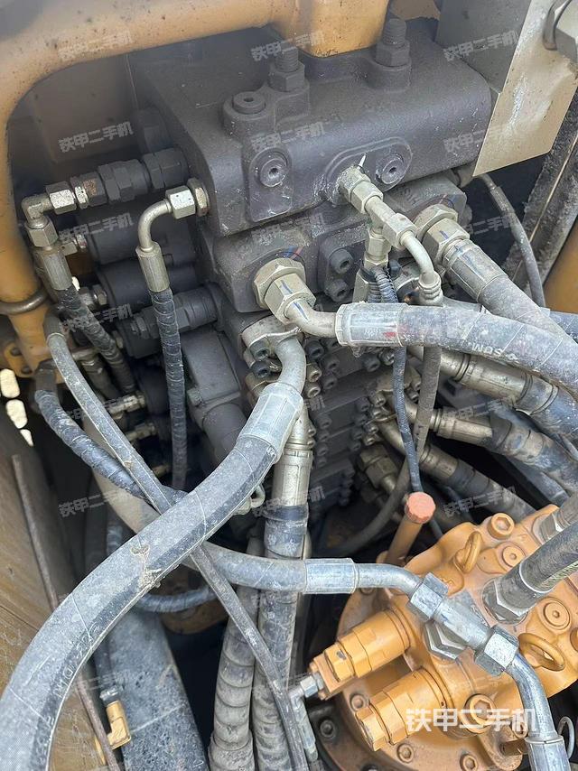 回转马达和主控阀（整机外观）