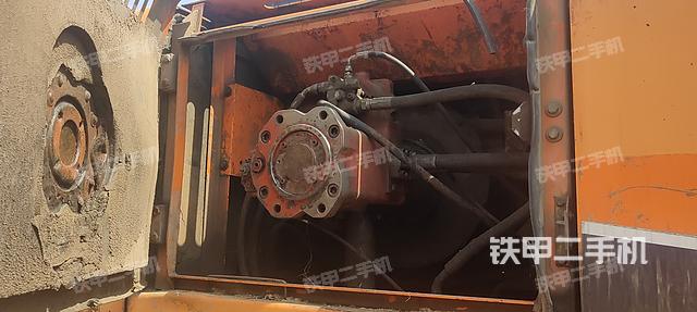 液压泵舱室正面整体（整机外观）