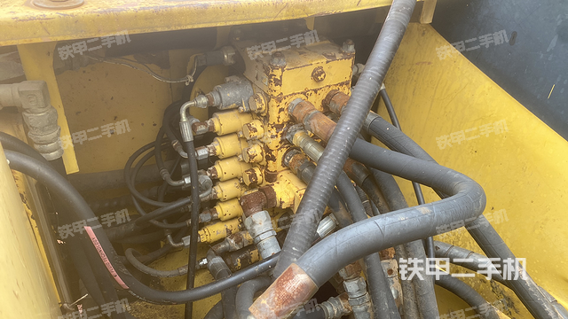 回转马达和主控阀（整机外观）