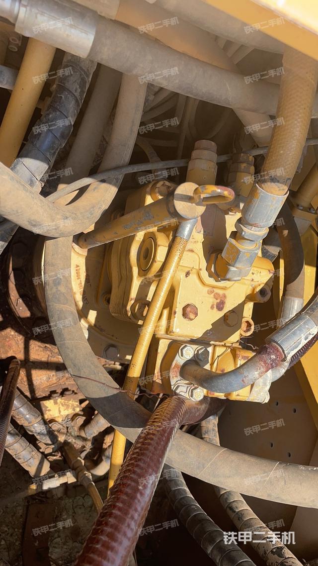 回转马达和主控阀（整机外观）