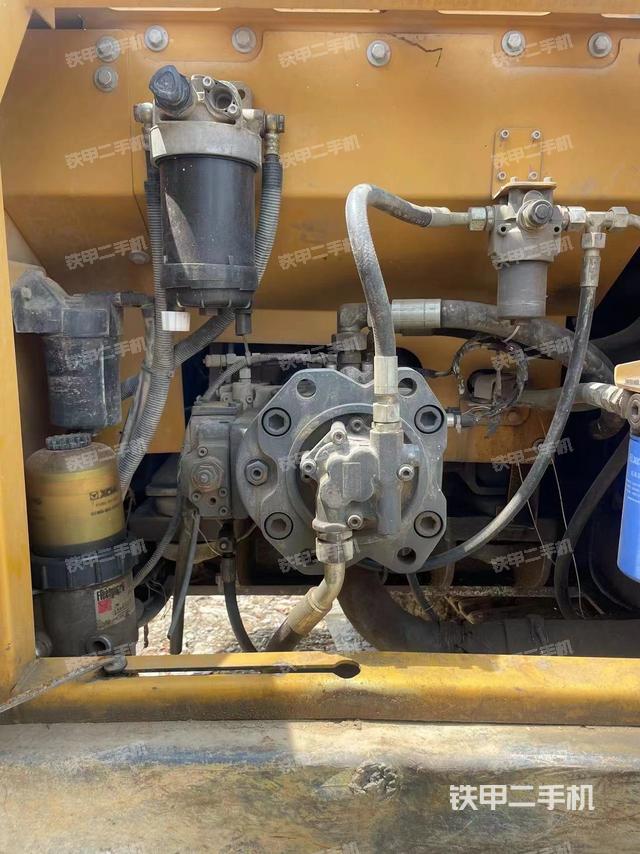 液压泵舱室正面整体（整机外观）