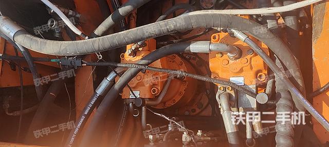 回转马达和主控阀（整机外观）