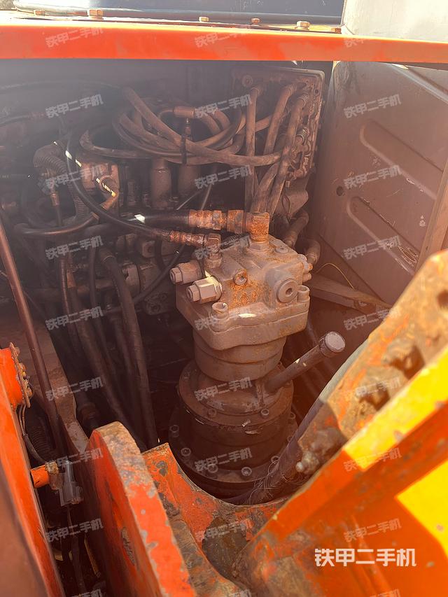 回转马达和主控阀（整机外观）