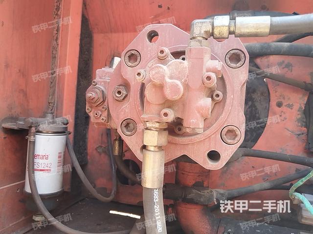 液压泵舱室正面整体（整机外观）