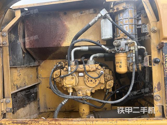 液压泵舱室正面整体（整机外观）