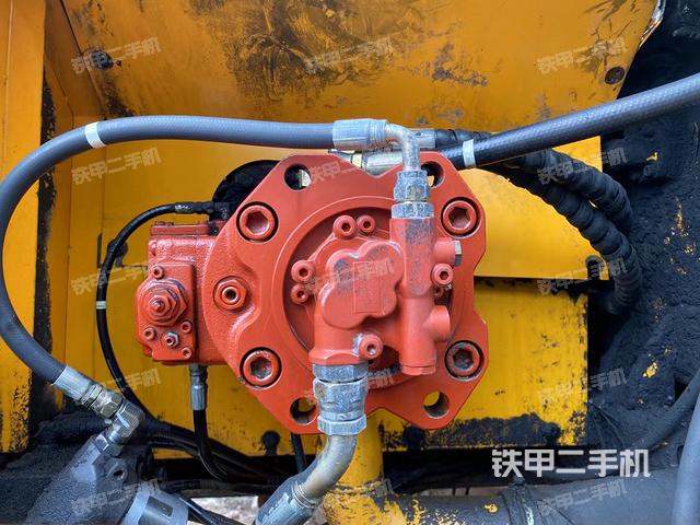 液压泵舱室正面整体（整机外观）