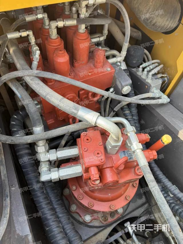 回转马达和主控阀（整机外观）