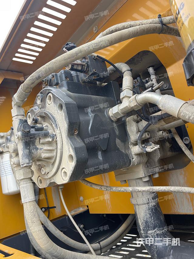 液压泵舱室正面整体（整机外观）