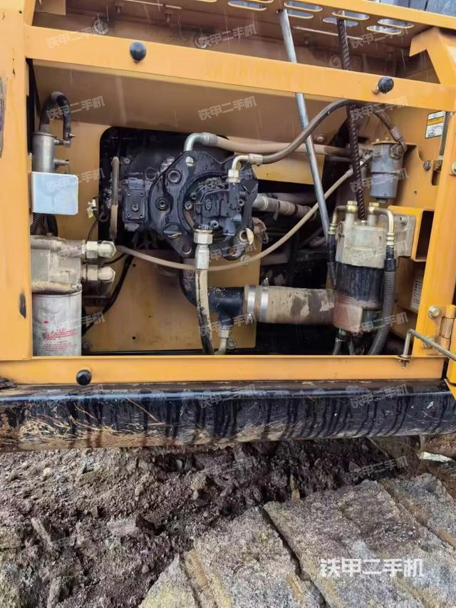 液压泵舱室正面整体（整机外观）