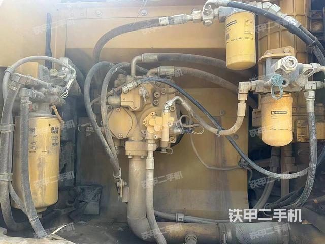 液压泵舱室正面整体（整机外观）