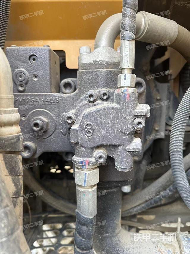 液压泵舱室正面整体（整机外观）