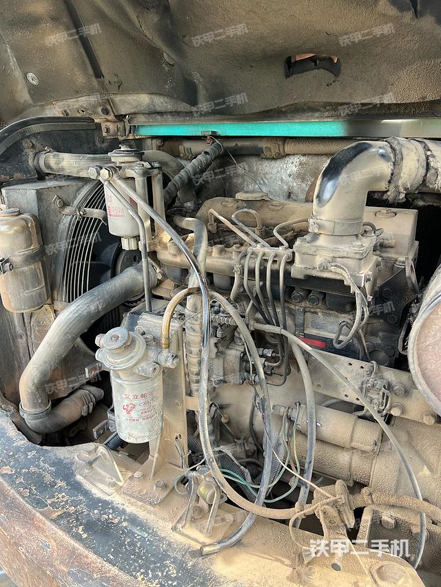 液压泵舱室正面整体（整机外观）