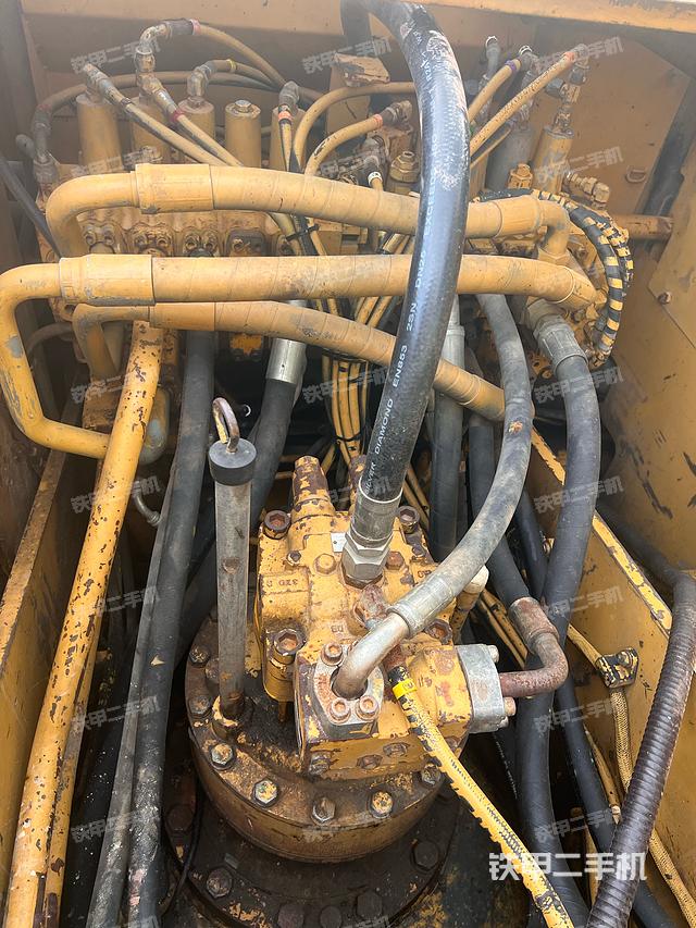 回转马达和主控阀（整机外观）