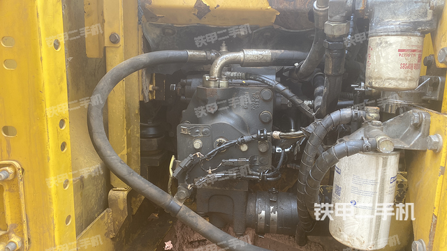 液压泵舱室正面整体（整机外观）