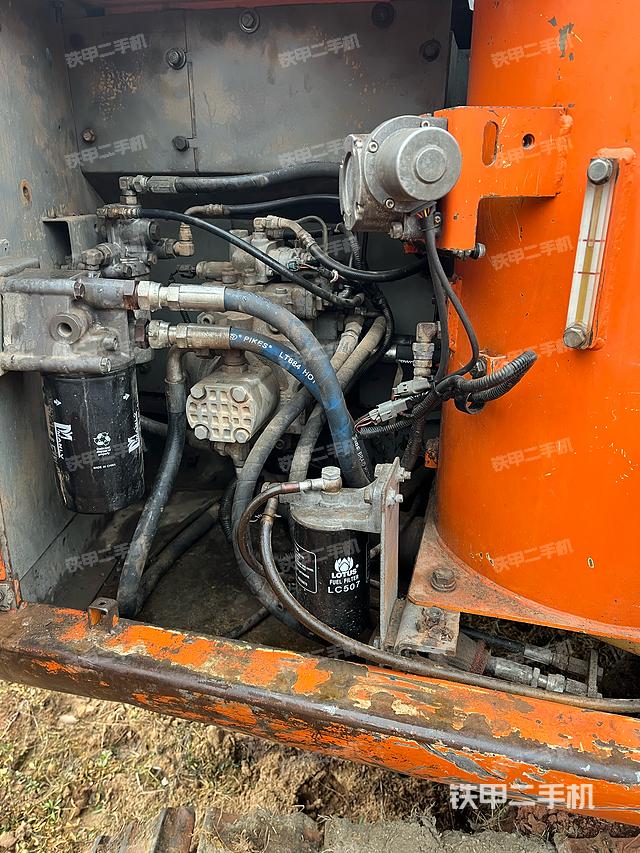 液压泵舱室正面整体（整机外观）