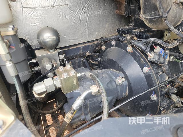 液压泵舱室正面整体（整机外观）