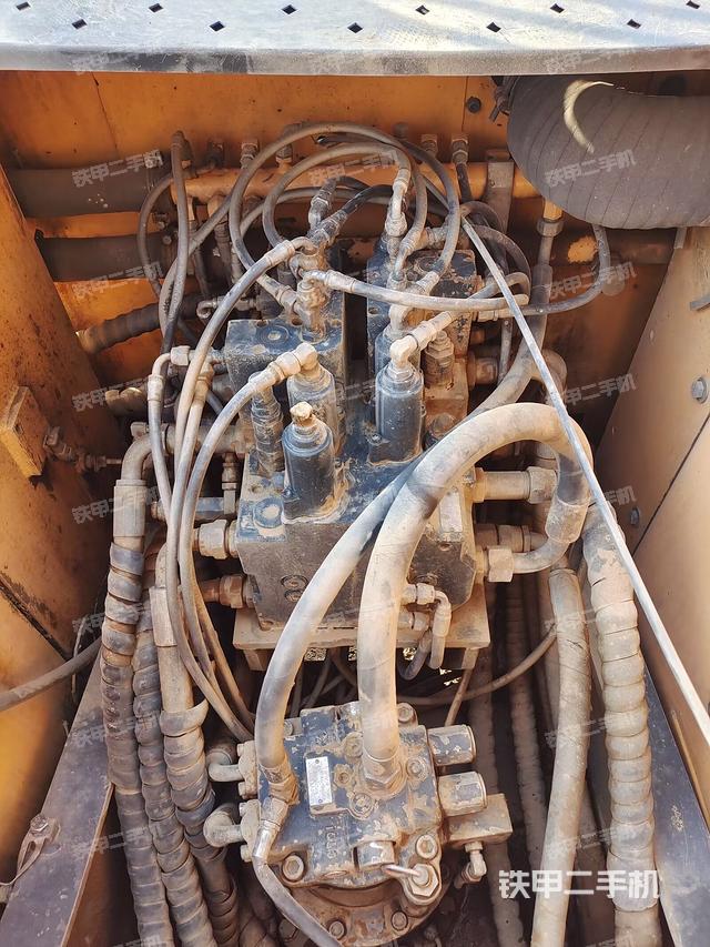 回转马达和主控阀（整机外观）