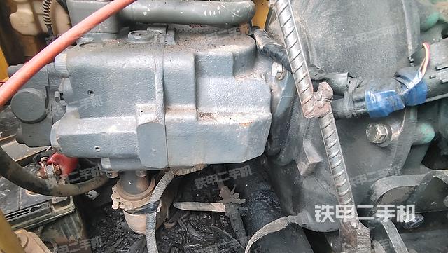 液压泵舱室正面整体（整机外观）