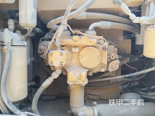 液压泵舱室正面整体（整机外观）