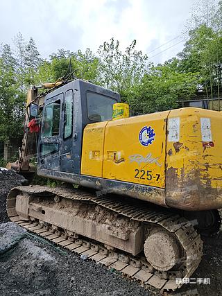 哈尔滨现代R215-7挖掘机实拍图片