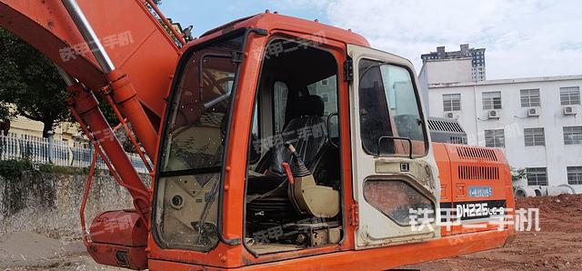 驾驶室整体（整机外观）