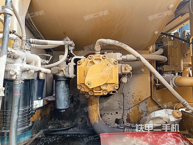 液压泵舱室正面整体（整机外观）