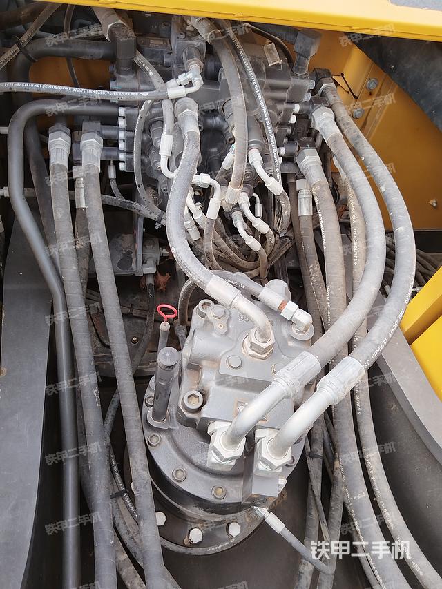 回转马达和主控阀（整机外观）