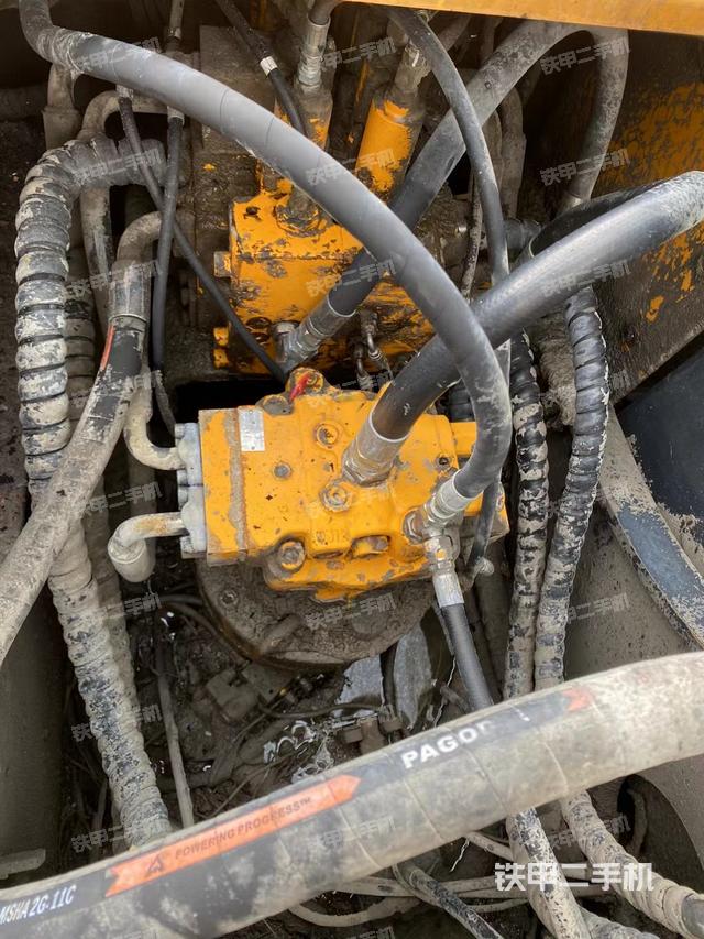 回转马达和主控阀（整机外观）