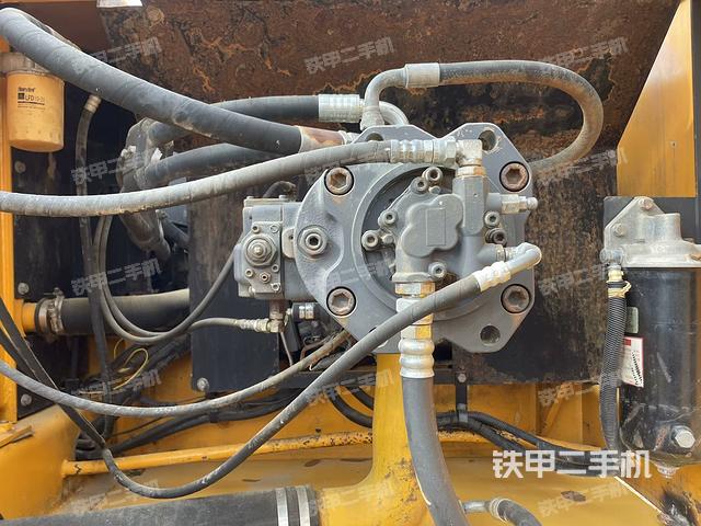 液压泵舱室正面整体（整机外观）