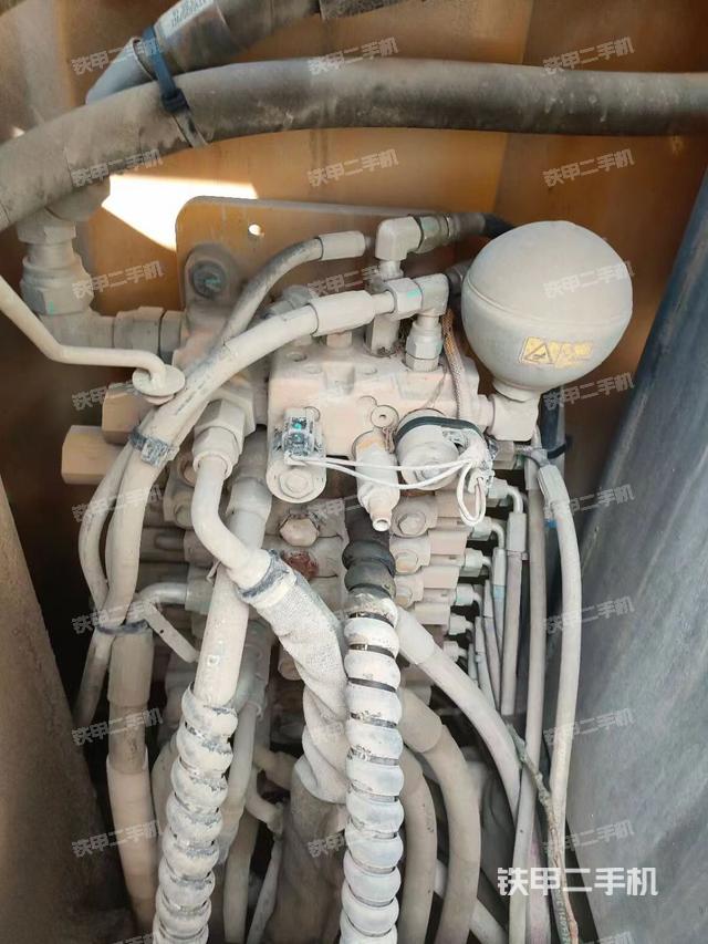 回转马达和主控阀（整机外观）