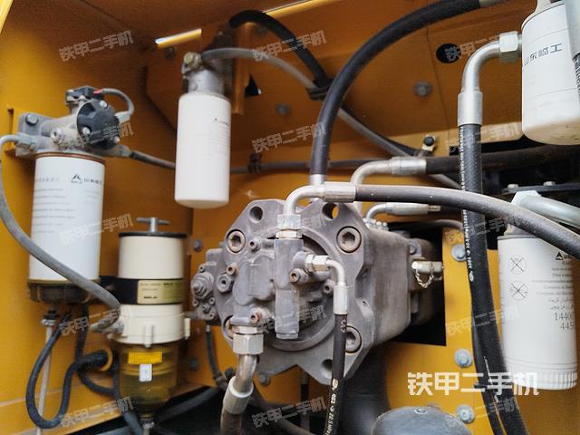 液压泵舱室正面整体（整机外观）