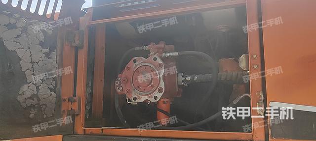 液压泵舱室正面整体（整机外观）