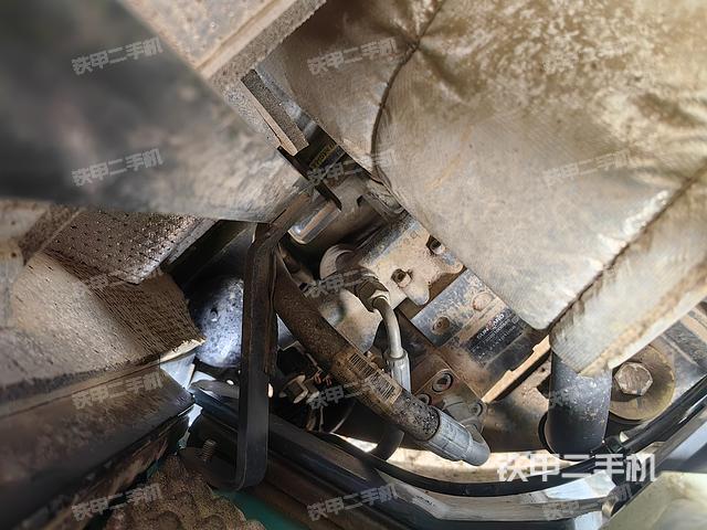 液压泵舱室正面整体（整机外观）