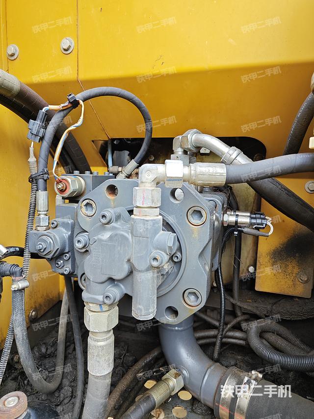 液压泵舱室正面整体（整机外观）