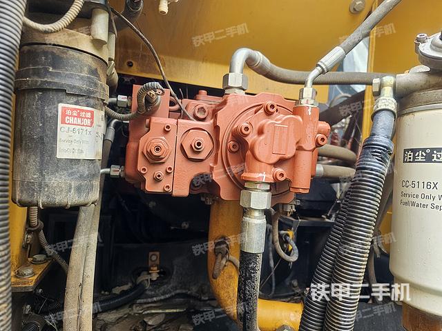 液压泵舱室正面整体（整机外观）