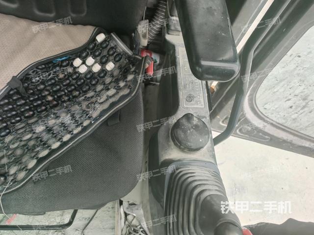 座椅右侧控制台/钥匙门/油门/含右手柄（驾驶室部分）