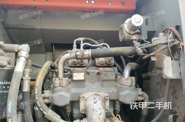 液压泵舱室正面整体（整机外观）