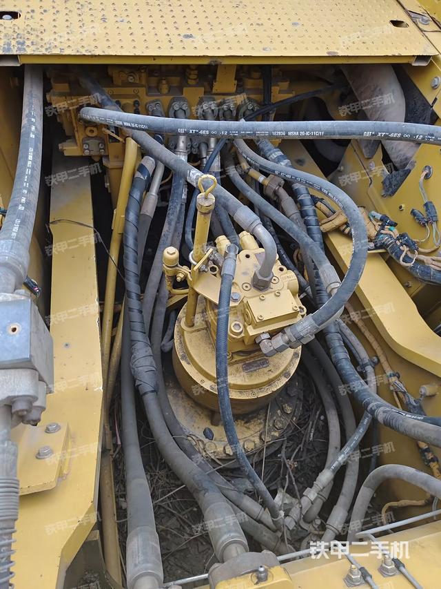 回转马达和主控阀（整机外观）