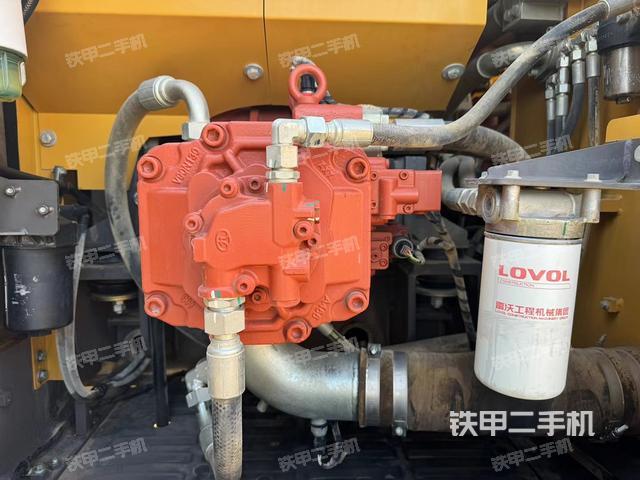 液压泵舱室正面整体（整机外观）