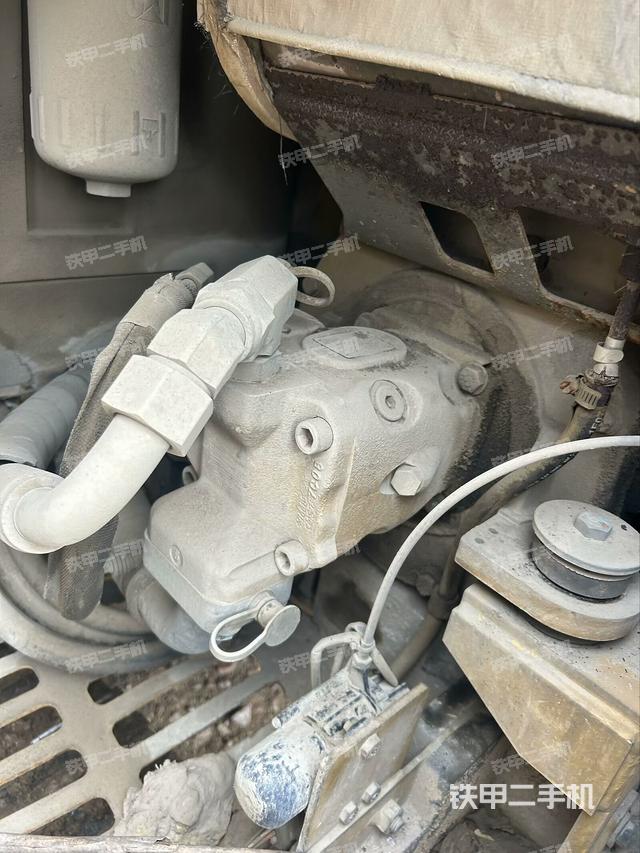 液压泵舱室正面整体（整机外观）