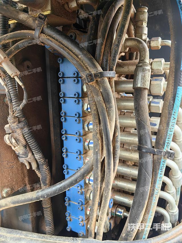 回转马达和主控阀（整机外观）