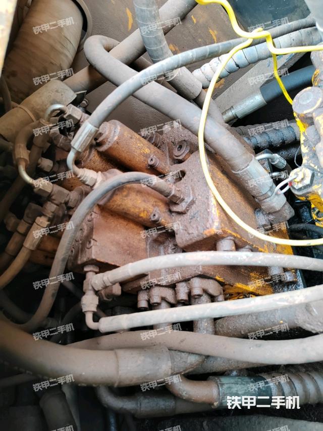 回转马达和主控阀（整机外观）