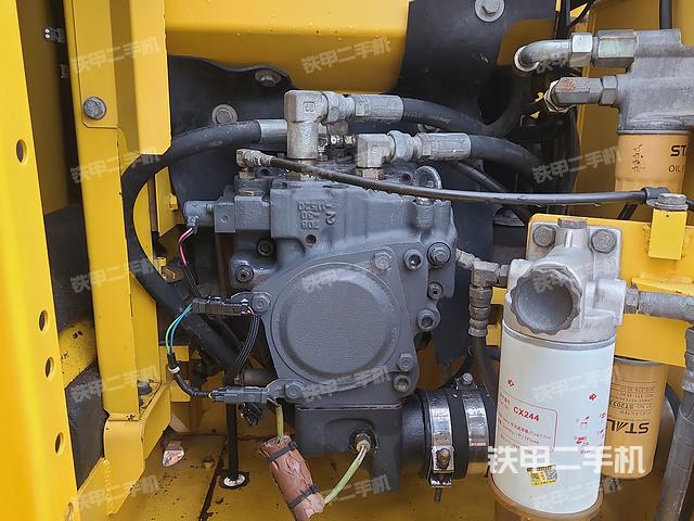 液压泵舱室正面整体（整机外观）