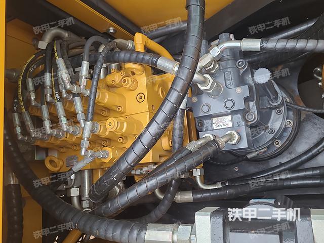 回转马达和主控阀（整机外观）