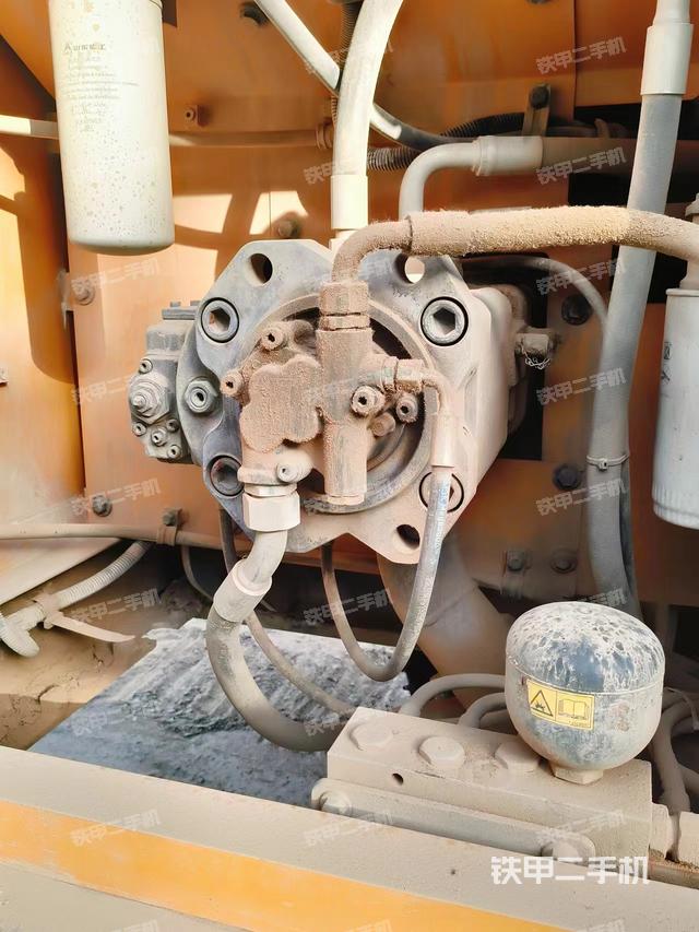 液压泵舱室正面整体（整机外观）