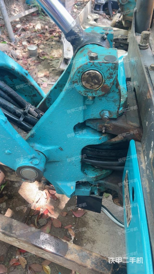 液压泵舱室正面整体（整机外观）