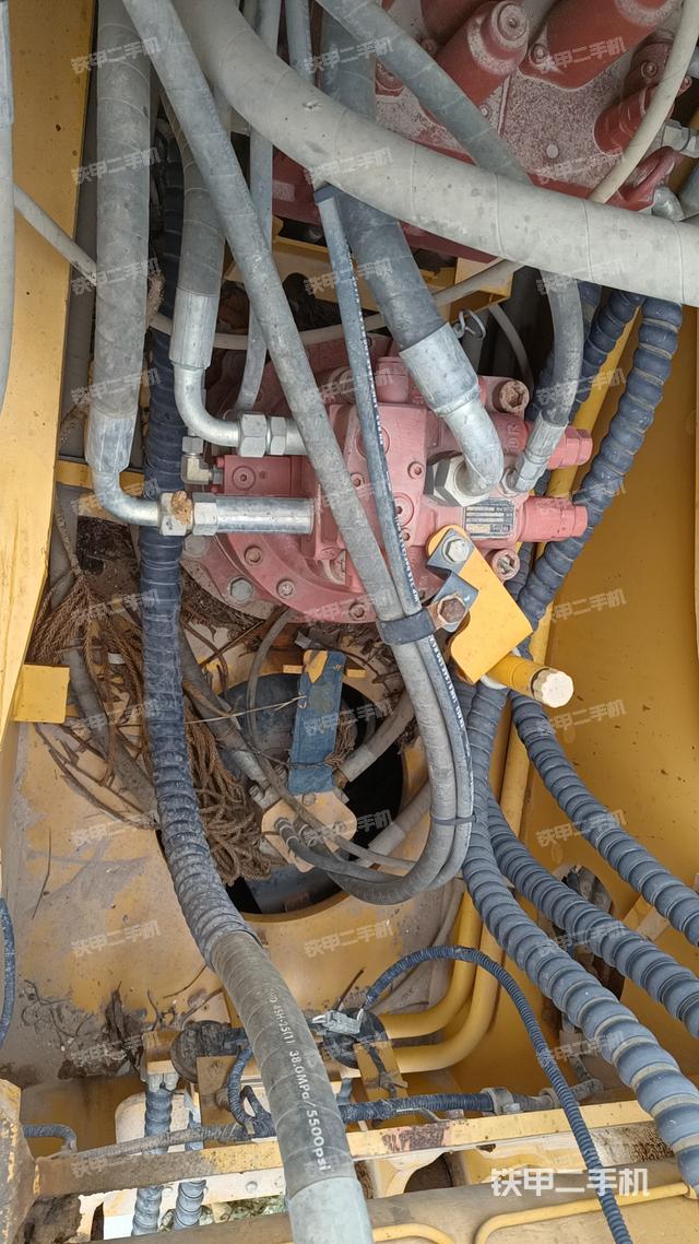 回转马达和主控阀（整机外观）