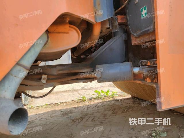 前輪左側減震塊連接及部件（壓路機前后車架）