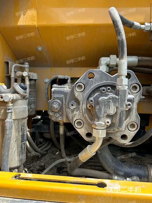 液压泵舱室正面整体（整机外观）