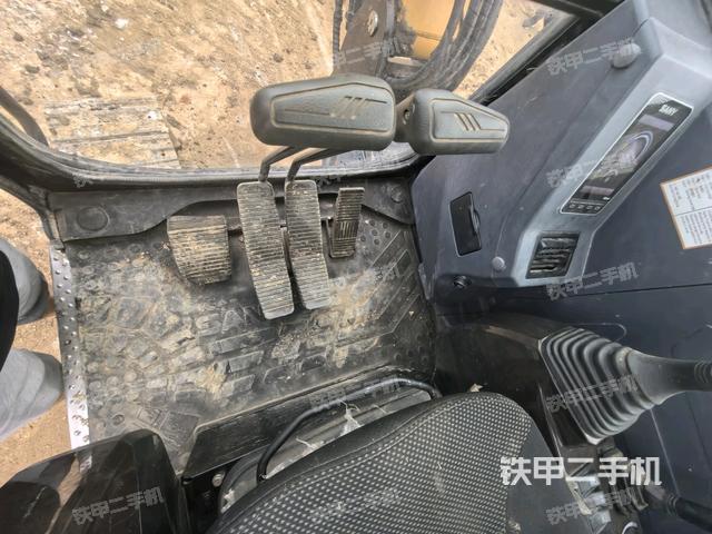 行走控制手柄和踏板 俯拍（驾驶室部分）